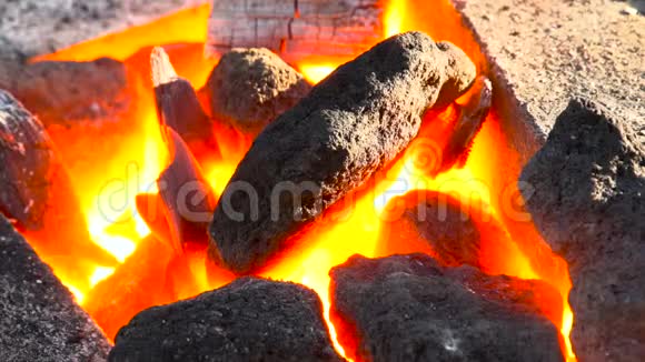 焦煤在锻造炉中近距离1000度燃烧视频的预览图