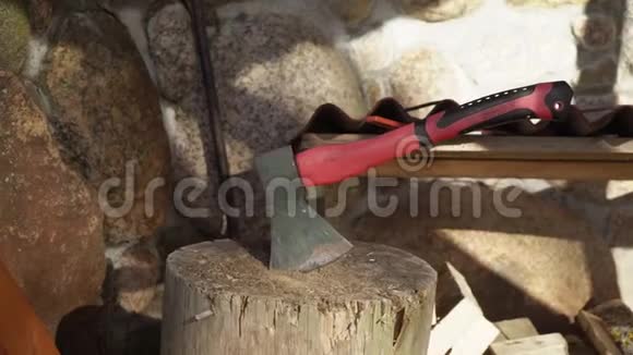 用锋利的斧子砍木头把斧子关上视频的预览图