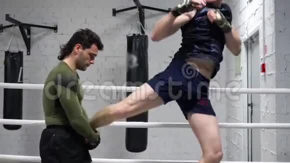 男性白种人拳击手MMA战斗机训练视频的预览图