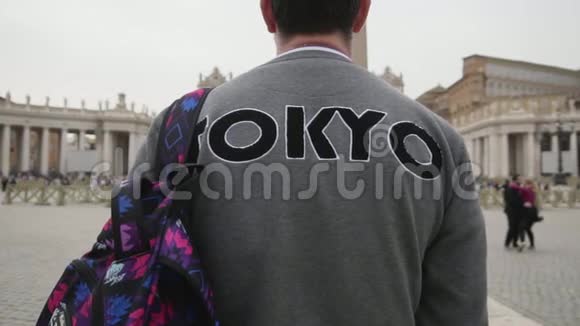 来自东京的年轻人背包在梵蒂冈城和圣彼得教堂罗马意大利旅游观光人视频的预览图