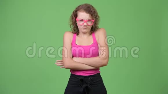 年轻的愤怒的书呆子女人戴着眼镜交叉着手臂视频的预览图