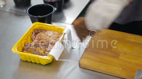 厨师刀切鸡视频的预览图