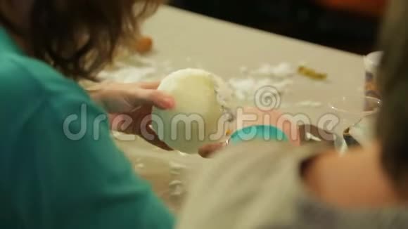 女性用剪刀泡沫切割玩具使其呈圆形状视频的预览图