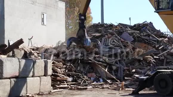 工业爪机移动垃圾建筑工地视频的预览图