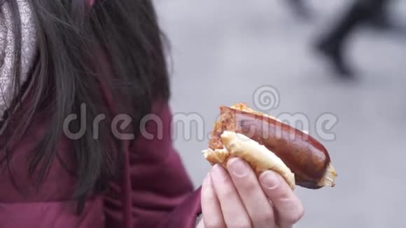 纽约典型的街头美食著名的热狗视频的预览图