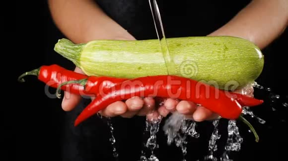 在女人手里洗辣椒和西葫芦动作缓慢视频的预览图