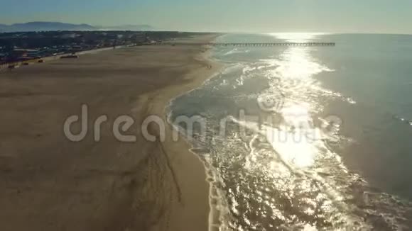 清晨在沙滩上遛狗的无名小卒的鸟瞰图意大利FortedeiMarmi视频的预览图
