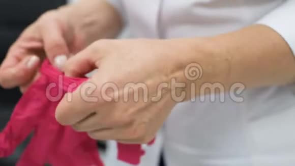 医生在手术前或检查病人前戴红色橡胶医用手套视频的预览图