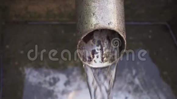 纯净的水从水源涌出视频的预览图