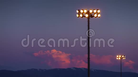 日落时分体育场的灯光视频的预览图