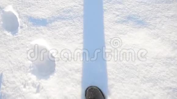 脚穿着追踪鞋在雪地里行走视频的预览图