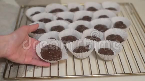 制作蛋糕巧克力的原料巧克力松饼揉面团面粉糖和苦巧克力鸡蛋和牛奶我视频的预览图