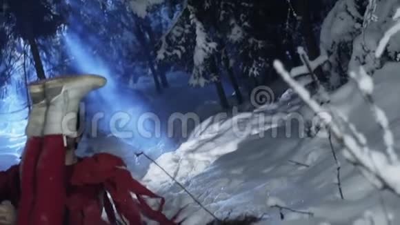 穿着红色衣服的可爱的男人和女人坐在冬天的森林里的雪地上视频的预览图
