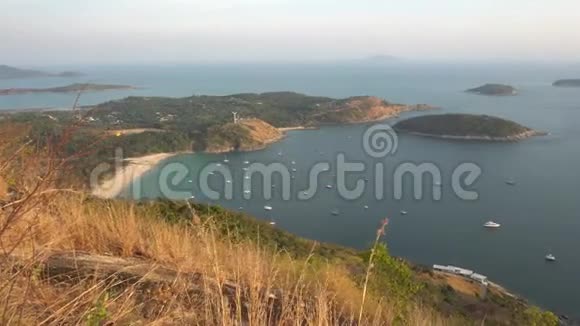 俯瞰普吉岛上的黑色岩石湾和小岛屿的全景图视频的预览图