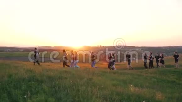 日落时分一群人在户外跑步视频的预览图