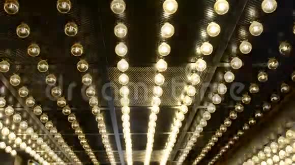 金属天花板上一个圆形大灯泡的花环闪烁着白光视频的预览图