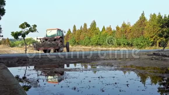 4K农民收割机收割农田水稻农业种植园视频的预览图