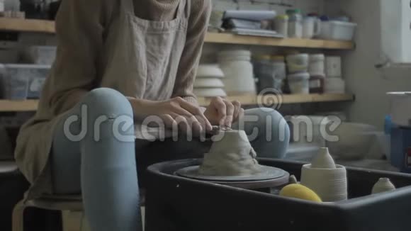陶工车轮上的艺术家形成了一碗块状粘土视频的预览图