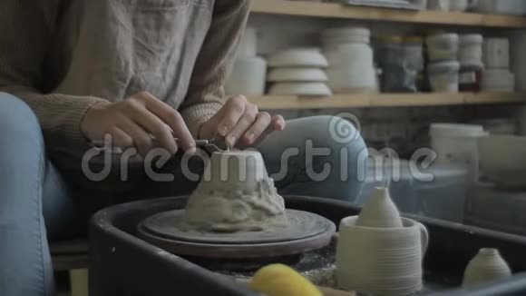 在陶工上他的车轮雕刻师在一块粘土上做了一个形状视频的预览图
