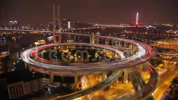 中国上海南浦螺旋线夜间交通时间的推移视频的预览图
