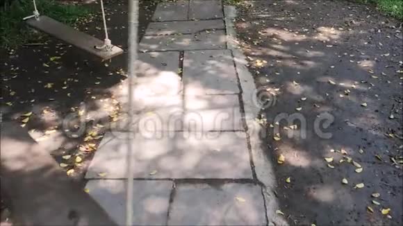 用绳子摆动的空木器在花园里移动视频的预览图