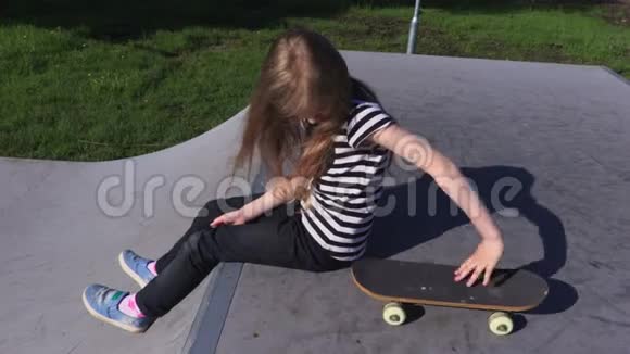 女孩在坡道上玩滑板放松视频的预览图
