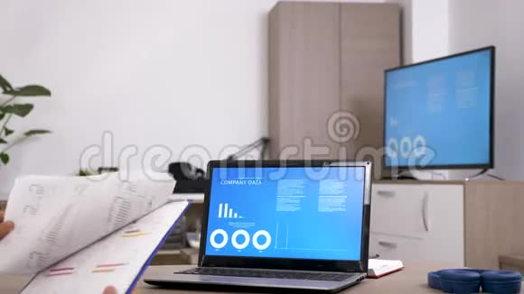 人的后视图看电脑屏幕检查公司动画图表上的数据视频的预览图