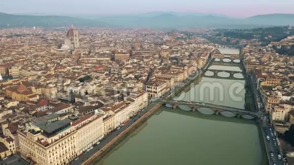 佛罗伦萨的主要地标庞特威奇奥桥和大教堂或卡特德拉莱迪圣玛丽亚德尔菲奥雷空中景观视频的预览图