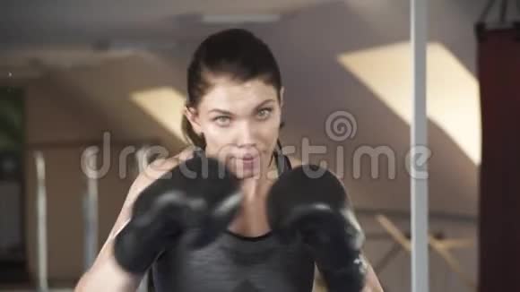 特写美女练拳拳视频的预览图
