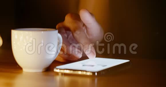 手机屏幕上滑动手指的特写视频的预览图
