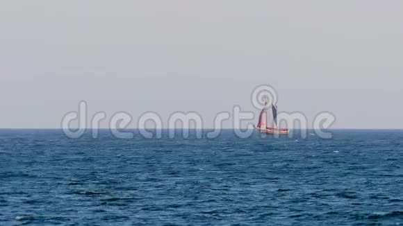 帆船与游客在遥远的地中海靠近帕拉莫斯在科斯塔布拉瓦视频的预览图