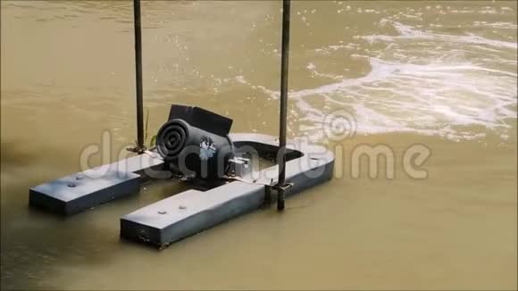 一种废水处理系统机器在水池中工作的录像视频的预览图