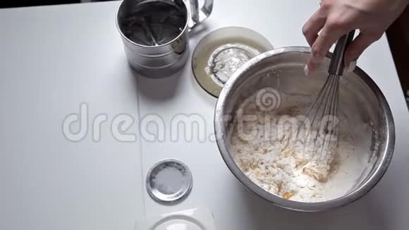 用女人手把牛奶加入碗里搅拌做面团自制烘焙视频的预览图