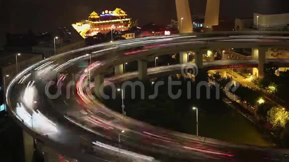 中国上海南浦螺旋线夜间交通时间的推移视频的预览图