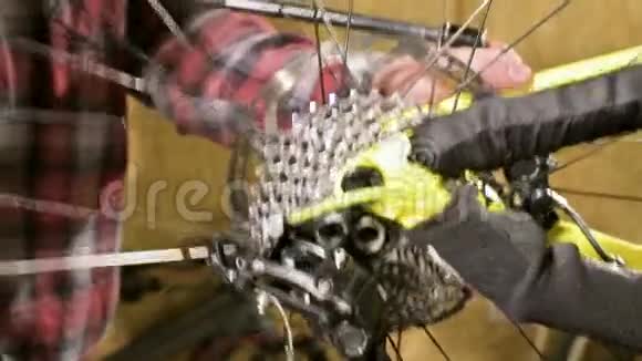 自行车修理厂山地自行车后轮的特写安装自行车修理视频的预览图