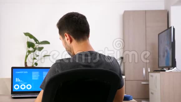 商务人士穿着休闲服装用动画数据图表分析电脑屏幕视频的预览图