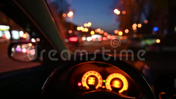 晚上开车侧后视镜从车上看模糊的城市灯光4k视频的预览图