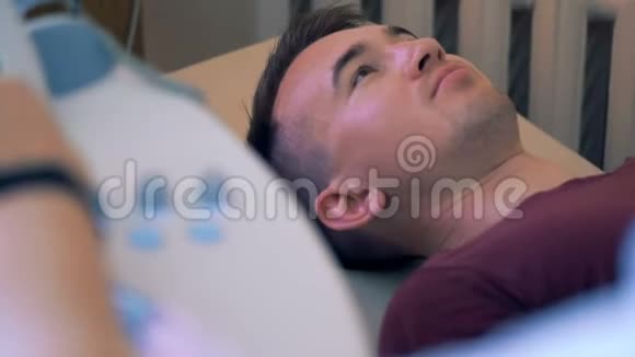 医院病人的面部和近距离的超声波控制台视频的预览图