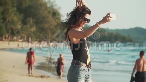 快乐的女人在海滩上自拍视频的预览图