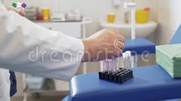 临床实验室的一名医生进行血液测试并将试管放入容器中外科医生视频的预览图