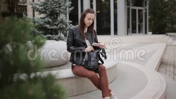 一个女人坐在商务大楼里打电话城市肖像视频的预览图
