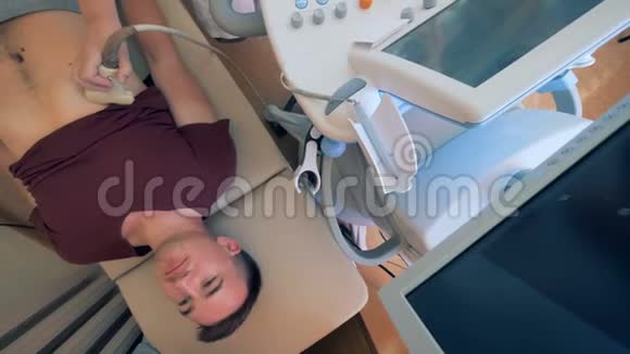男性病人的超声波治疗视频的预览图