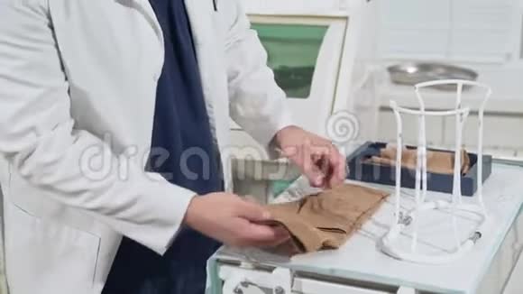 一位身穿白色医疗袍的医生在手术前准备了压缩袜外科医疗器械视频的预览图