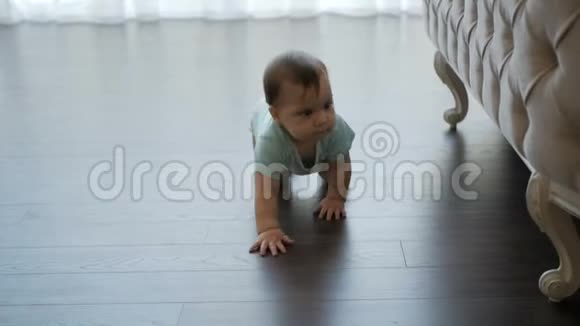 小女婴在床旁爬行视频的预览图
