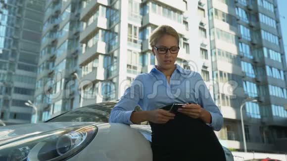 女人在汽车旁哭泣经济困难无力支付汽车贷款视频的预览图