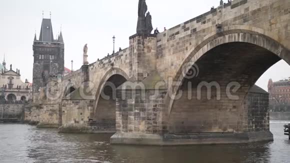 在查尔斯桥下旅行捷克语布拉格4K慢慢视频的预览图