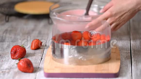 厨房里的糖果师在做草莓慕斯蛋糕视频的预览图
