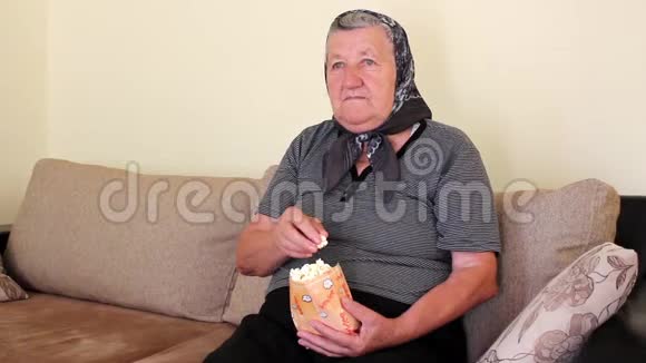 祖母吃袋子里的爆米花视频的预览图
