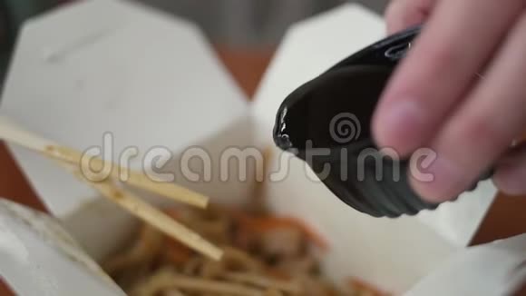 亚洲美食爱好者在乌顿面条中加入蚝油搅拌均匀视频的预览图