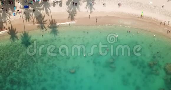 泰国苏梅岛珊瑚湾海滩上的快速上升视频的预览图